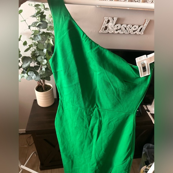 Elegant Green One-Shoulder Dress - Picture 1 of 5